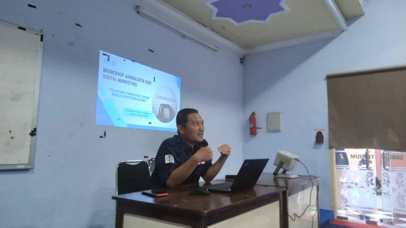 PELATIHAN DASAR MENULIS BERITA BERSAMA PROVENA TINGKATKAN WAWASAN JURNALISTIK SISWA SMK PGRI ROGOJAMPI
