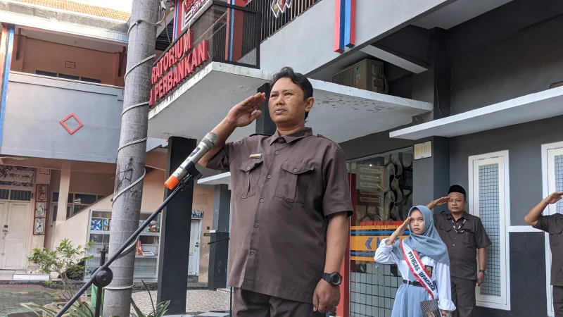 UPACARA BENDERA HARI SENIN SMK PGRI ROGOJAMPI TANAMKAN DISIPLIN DAN KEPERCAYAAN DIRI SISWA