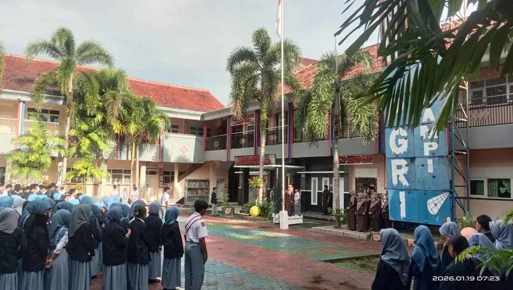 Pentingnya Menjaga Kebersihan Lingkungan Sekolah: Tanggung Jawab Bersama Warga SMK PGRI Rogojampi - Foto Kegiatan 2