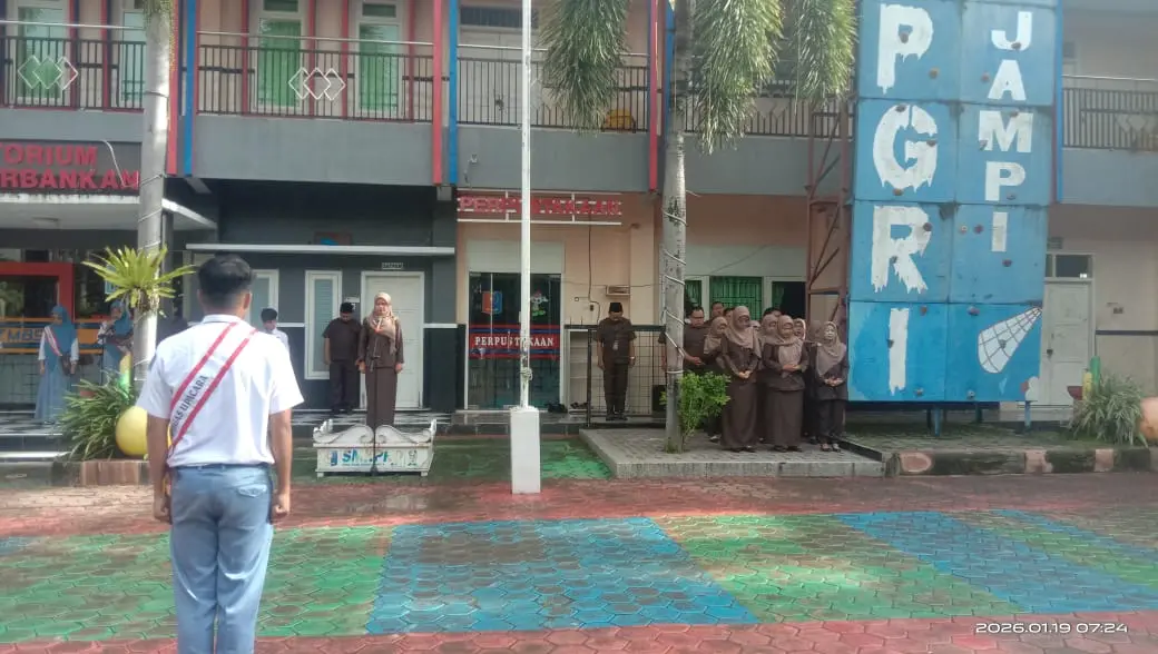 Pentingnya Menjaga Kebersihan Lingkungan Sekolah: Tanggung Jawab Bersama Warga SMK PGRI Rogojampi - Foto Pembina