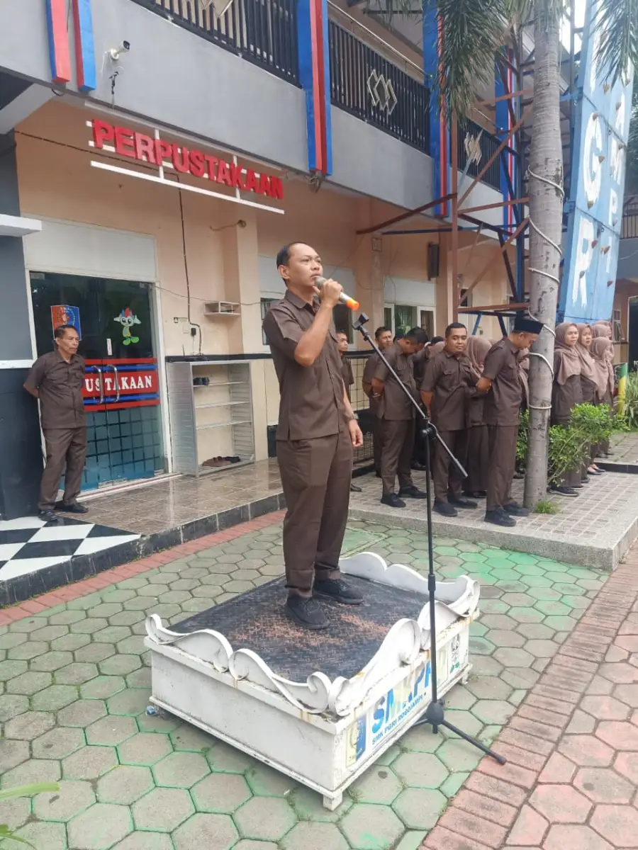 Pentingnya Menjaga Citra Sekolah: Kedisiplinan, Kebersihan, dan Prestasi Siswa - Foto Pembina