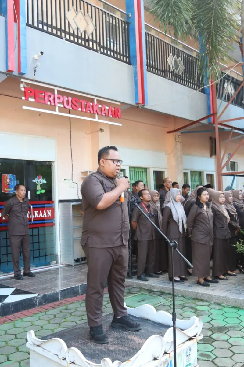 SMK PGRI Rogojampi Gelar Upacara Perdana Pasca Idul Fitri, Umumkan Agenda UKK dan Wakil LKS Provinsi 2026 - Foto Pembina